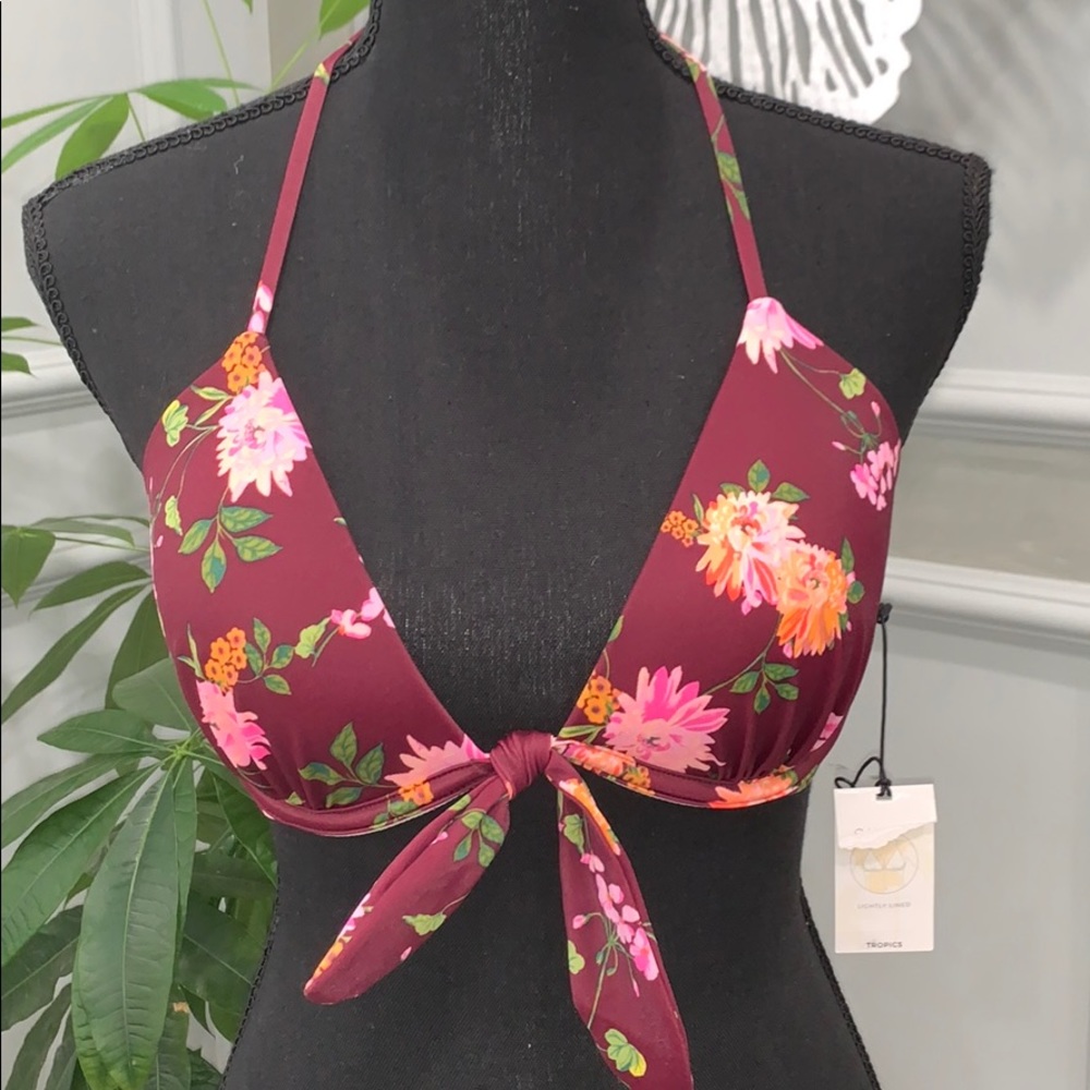 SHADE AND SHORE FLORAL BIKINI TOP.